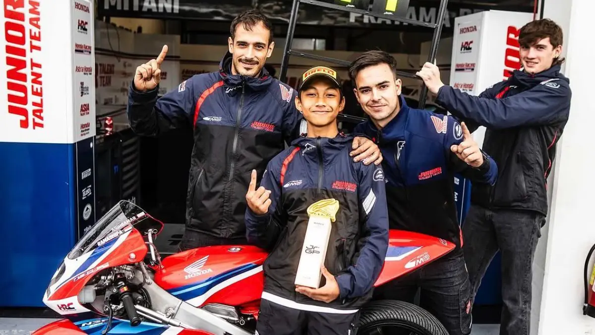 Kiandra Ramadipa menang dramatis di Barcelona, sementara Veda Ega Pratama bersiap tampil di Moto3 2026. Siapa lebih hebat?