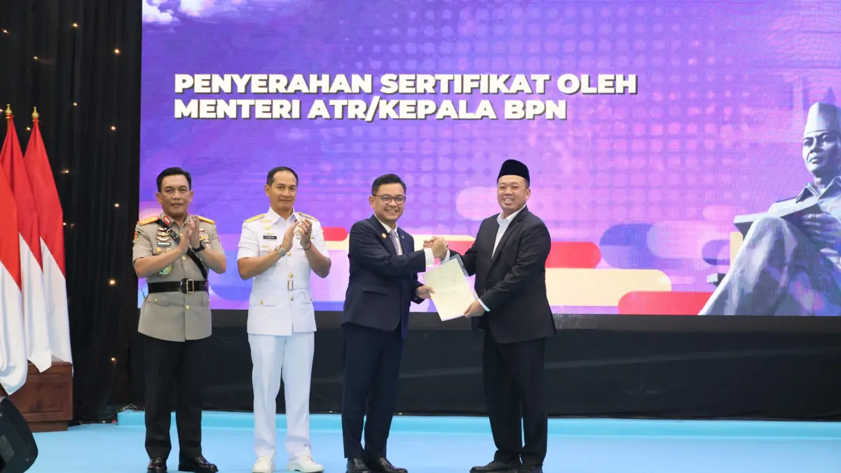 Menteri Nusron serahkan sertipikat Hak Pakai untuk Lemhannas RI guna memperkuat kepastian hukum aset negara.
