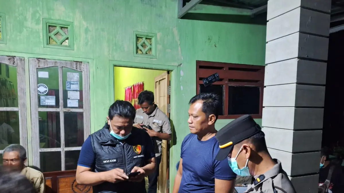 POLSEK SELOREJO UNTUK RADAR BLITAR - NEKAT: Tim Inafis Polres Blitar melakukan olah TKP di lokasi gantung diri S, Rabu (20/5) lalu.