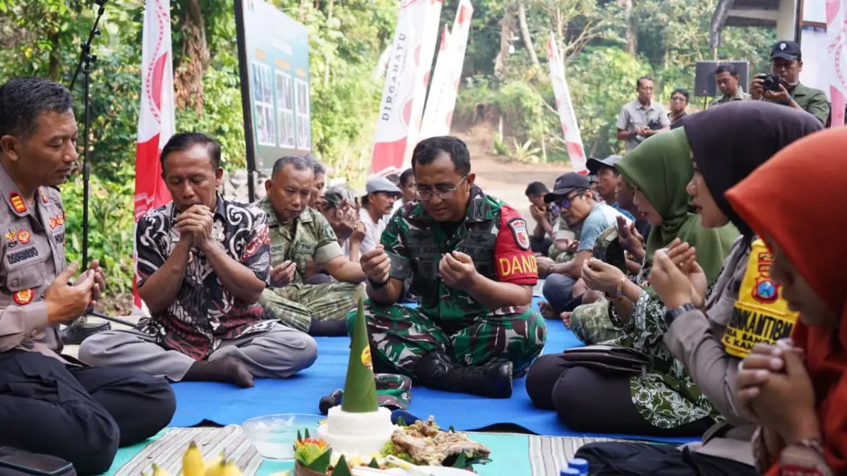 SINERGIS: Dandim 0808/Blitar Letkol Inf Virlani Arudyawan bersama masyarakat saat tasyakuran
operasional jembatan perintis garuda, Jumat (22/5/2026). 
