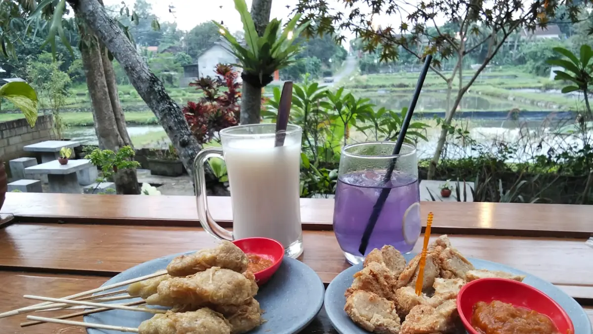 Titik Kumpul Jiwoet
Hidden Gem Ngopi Disuguhi Pemandangan Sunset 
