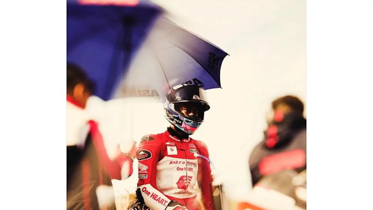 Veda Ega Pratama makin kokoh di puncak klasemen rookie Moto3 2026 usai comeback dari posisi 21 ke finis 8 di Catalunya.(pinterest)