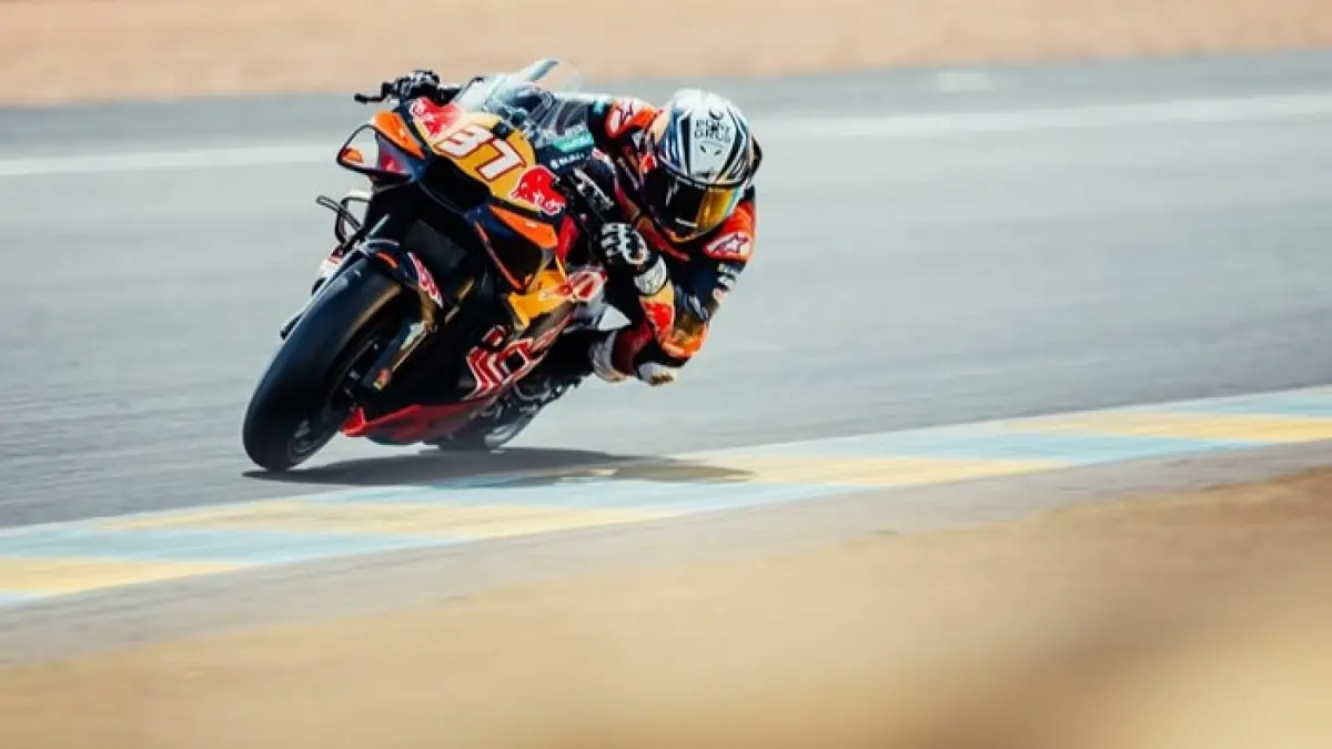 Alex Marquez patah tulang usai tabrakan dengan Pedro Acosta di MotoGP Katalunya 2026 akibat gangguan motor KTM. (Pinterest)