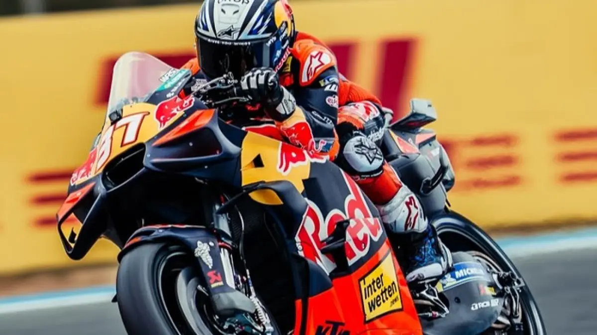 Tebak pebalap MotoGP asli di tengah rider rookie bikin heboh, identitas sang bintang akhirnya terbongkar di balapan final. (Pinterest)