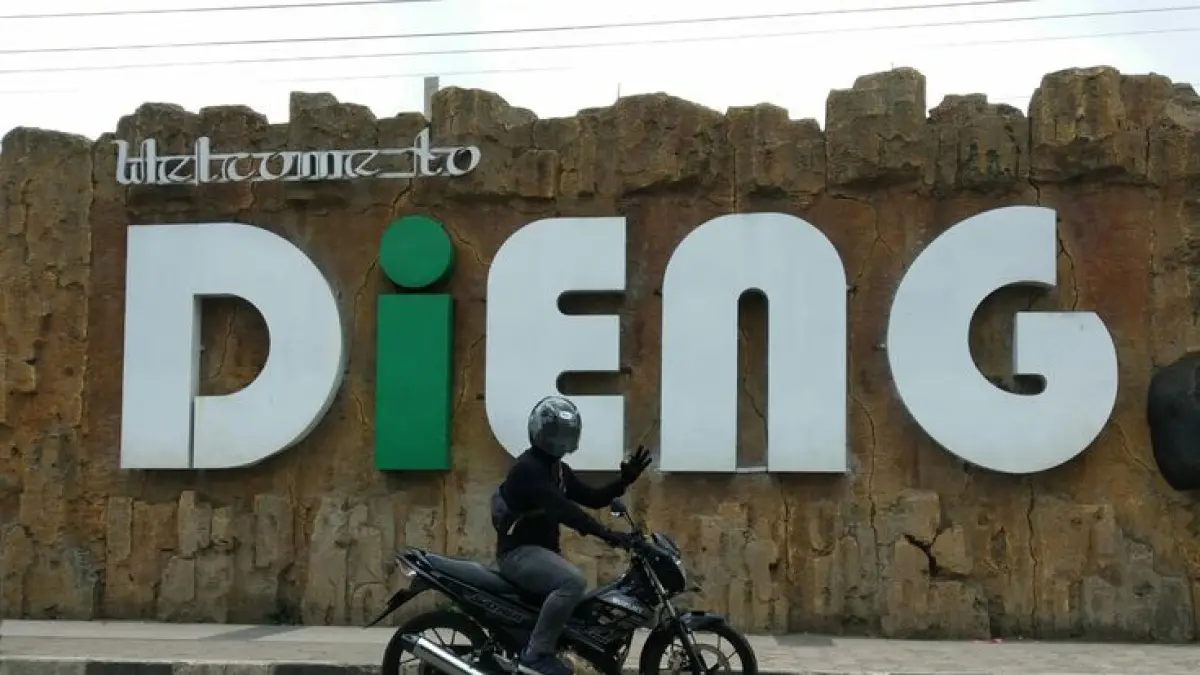 Touring ke Dieng viral usai biker asal Bekasi membagikan perjalanan penuh hujan, kabut tebal, dan panorama indah Wonosobo.