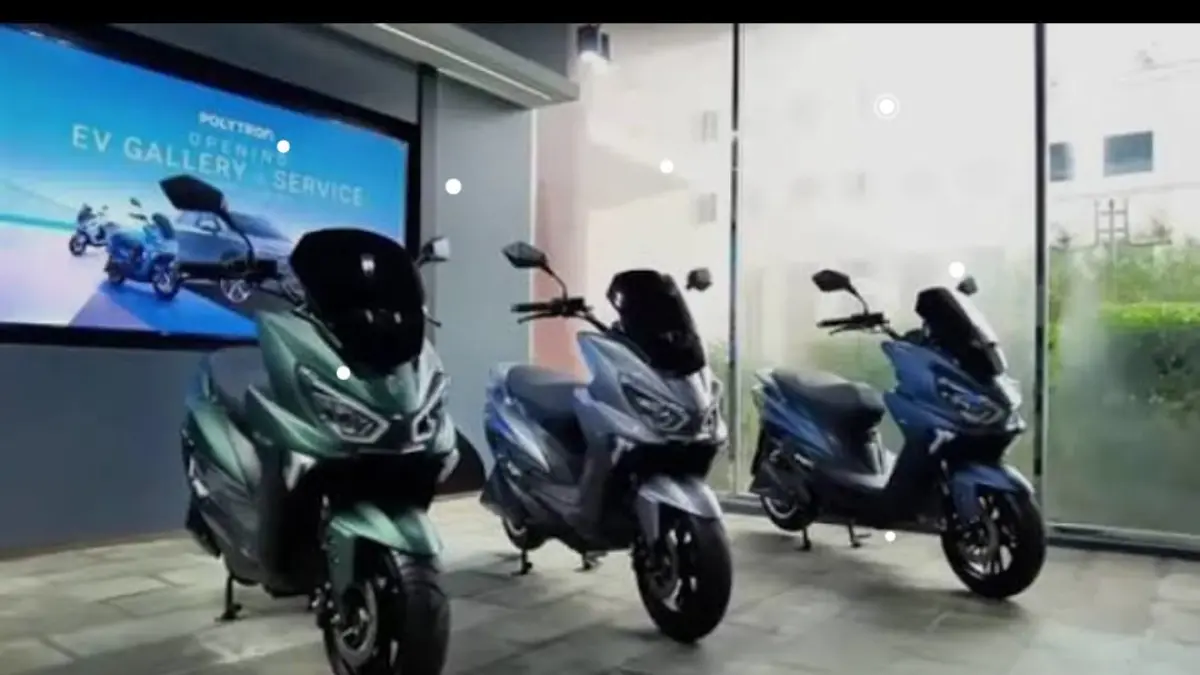Touring Polytron Fox 350 makin nyaman dengan jarak tempuh 136 km, fitur cruise control, fast charging, dan harga mulai Rp15 jutaan.