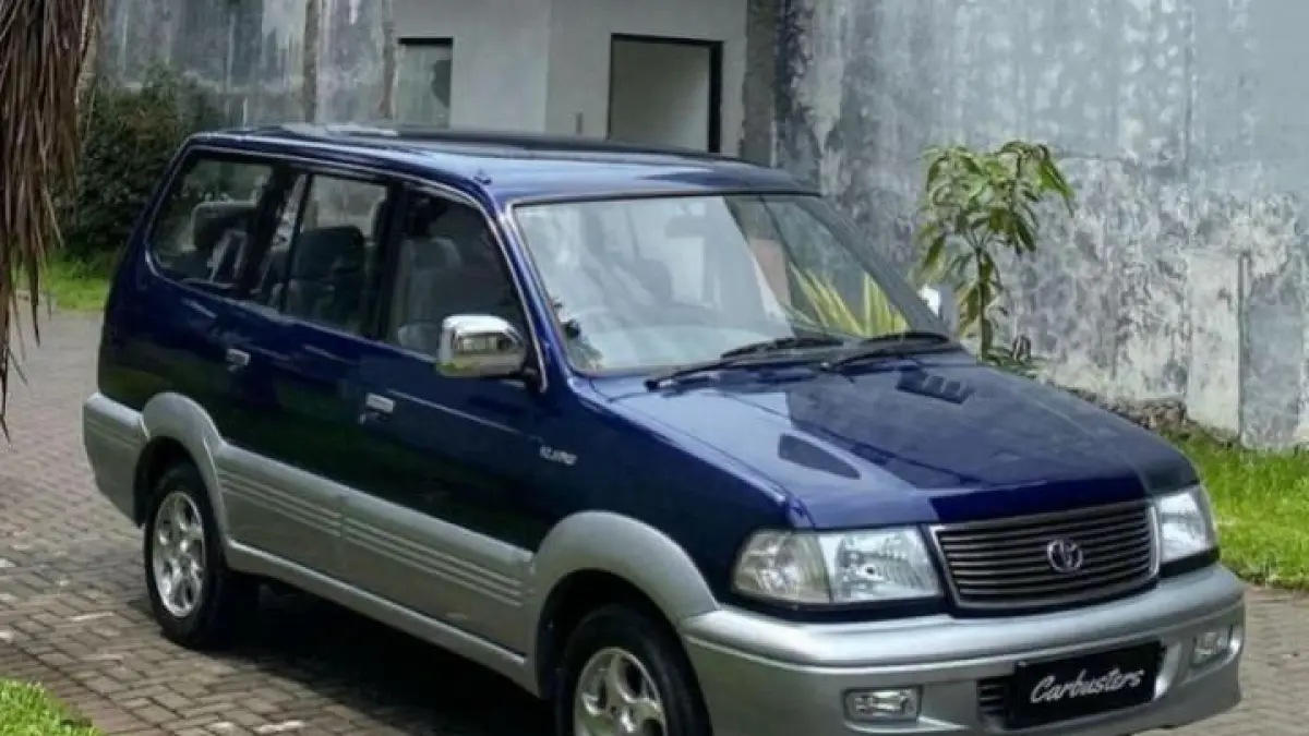 Toyota Kijang Krista masih jadi mobil keluarga favorit karena mesin bandel, kabin luas, dan nyaman dipakai harian.
