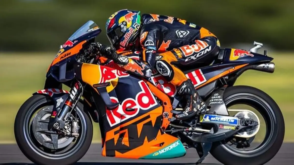 Video Guess the Pro viral karena pembalap rookie hampir mengalahkan rider MotoGP asli dalam tantangan ekstrem dan balapan final. (Pinterest)