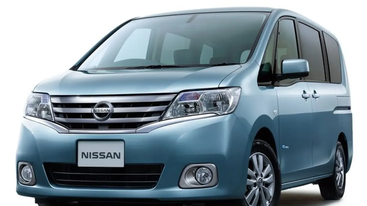 Harga Nissan Serena HWS 2016 bekas kini cuma Rp100 jutaan, sudah punya power sliding door, smart key, dan kabin super luas.(Gemini AI)