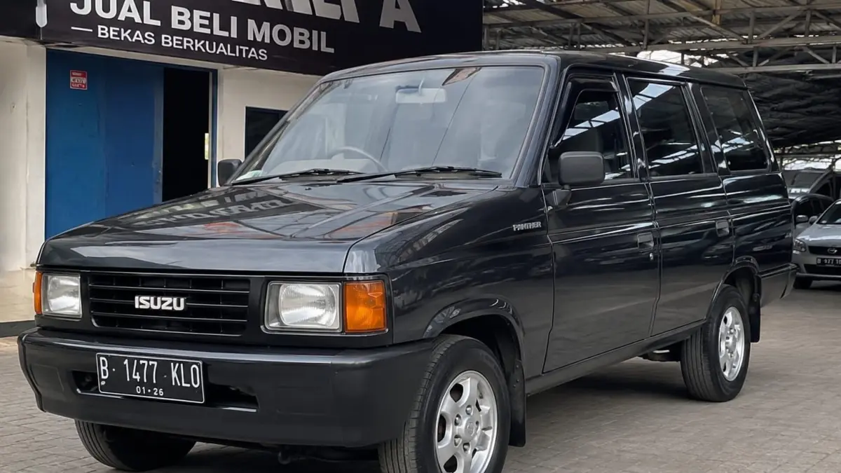 Isuzu Panther kotak masih jadi mobil diesel favorit karena irit solar, mesin bandel, dan nyaman untuk keluarga.
