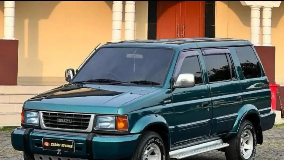 Isuzu Panther kotak masih jadi mobil diesel favorit karena mesin bandel, irit bahan bakar, dan nyaman untuk keluarga.
