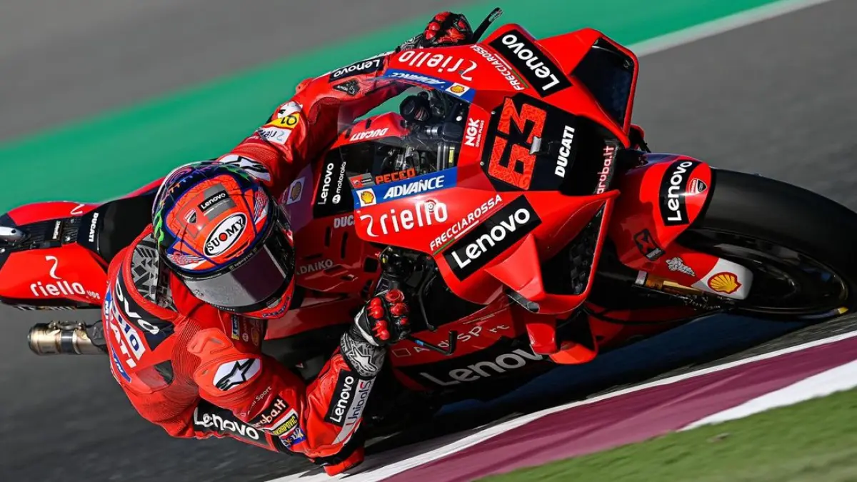 Kabar mengejutkan dari Pecco Bagnaia! Usai naik podium di MotoGP Catalunya 2026, sang juara dunia ungkap cedera pergelangan tangan serius jelang GP Mugello.(Pinterest)