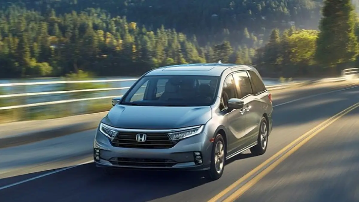 Kia Rio bekas tahun 2012 kini ramai diburu karena nyaman, irit BBM, fitur lengkap, dan lebih murah dibanding Honda Jazz. (Pinterest)