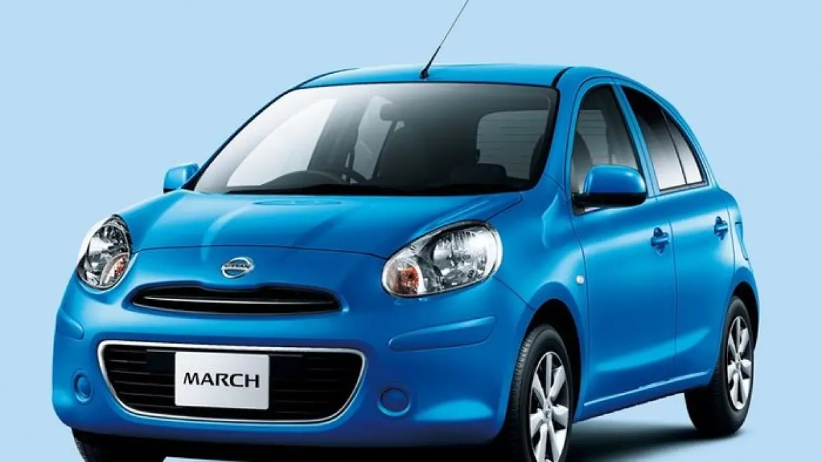Nissan March 2025 hadir dengan desain modern, mesin turbo dan hybrid, serta fitur canggih yang siap meramaikan pasar city car.(Gemini AI)