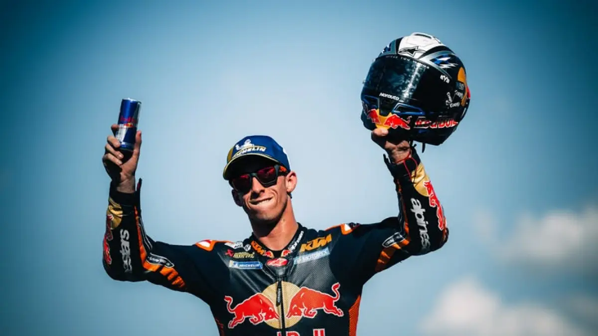 Pedro Acosta bongkar kegagalan elektronik KTM di MotoGP Catalunya 2026 yang akibatkan Alex Marquez tabrakan hebat. Motor mati di 300 km/jam! Klik di sini.(Pinterest)