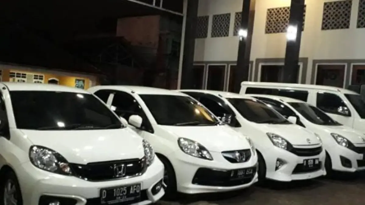 Rekomendasi 5 city car bekas di bawah Rp100 juta seperti March, Mazda 2, Mirage, Karimun Estilo, dan Etios Valco.(Gemini AI)