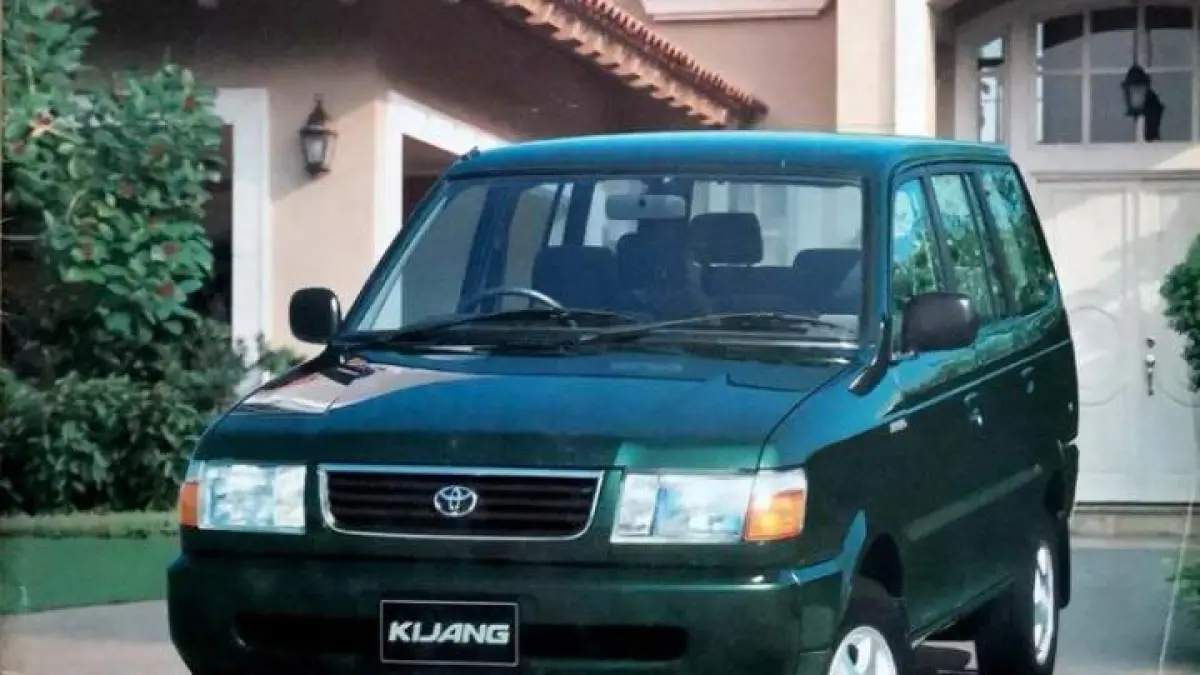 Toyota Kijang kotak masih jadi mobil legendaris favorit karena mesin bandel, kabin luas, dan nyaman dipakai harian.