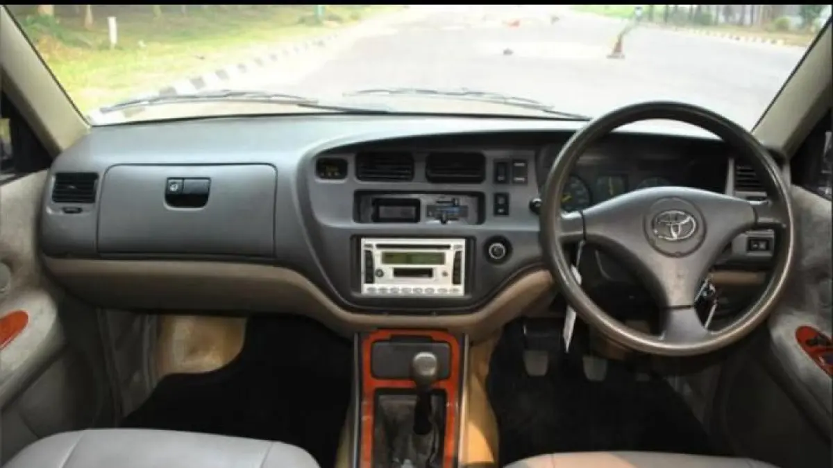 Toyota Kijang Krista masih diminati karena mesin bandel, kabin luas, dan nyaman digunakan untuk perjalanan keluarga.
