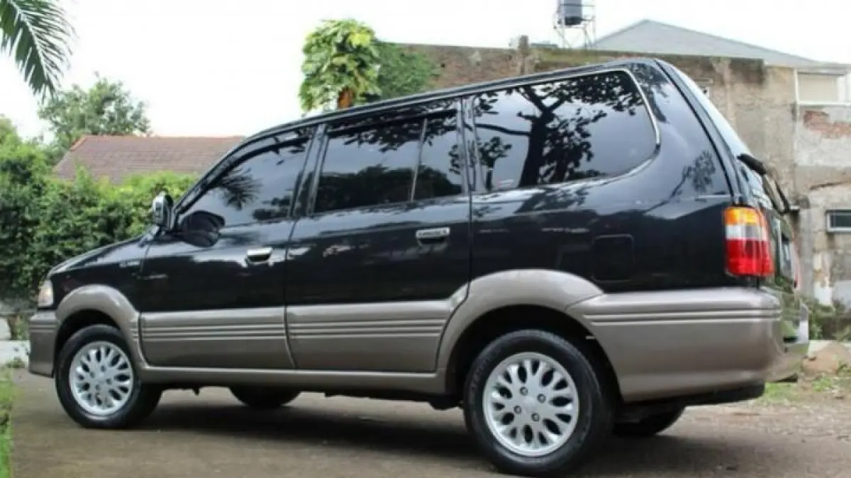 Toyota Kijang Krista masih jadi mobil bekas favorit karena mesin tangguh, kabin luas, dan nyaman untuk keluarga.