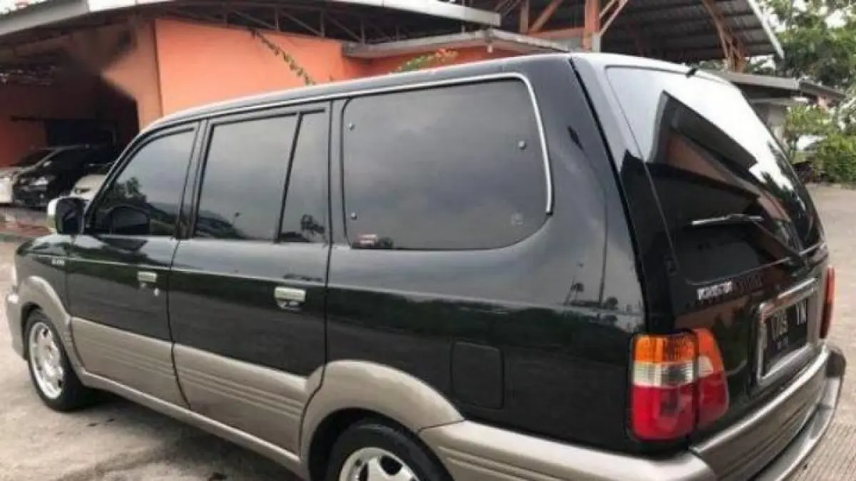 Toyota Kijang Krista masih jadi mobil keluarga favorit karena mesin bandel, kabin luas, dan nyaman dipakai harian.