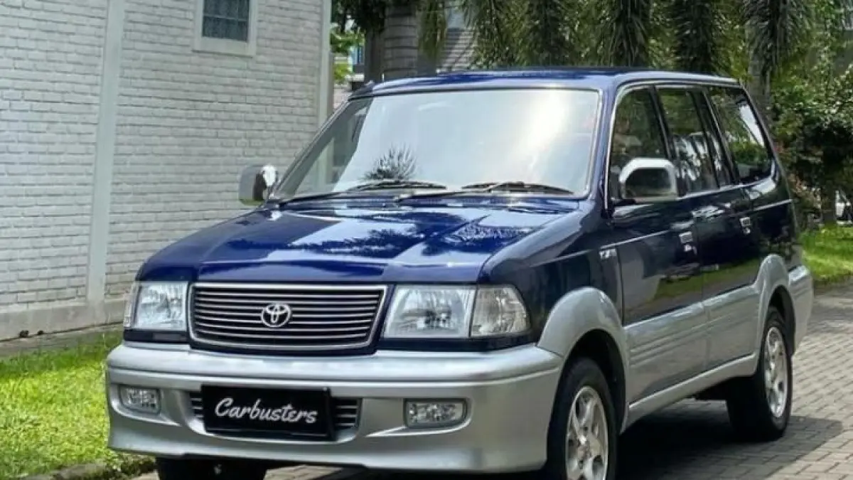 Toyota Kijang Krista masih jadi mobil keluarga favorit karena tangguh, nyaman dipakai touring, dan kabinnya luas.