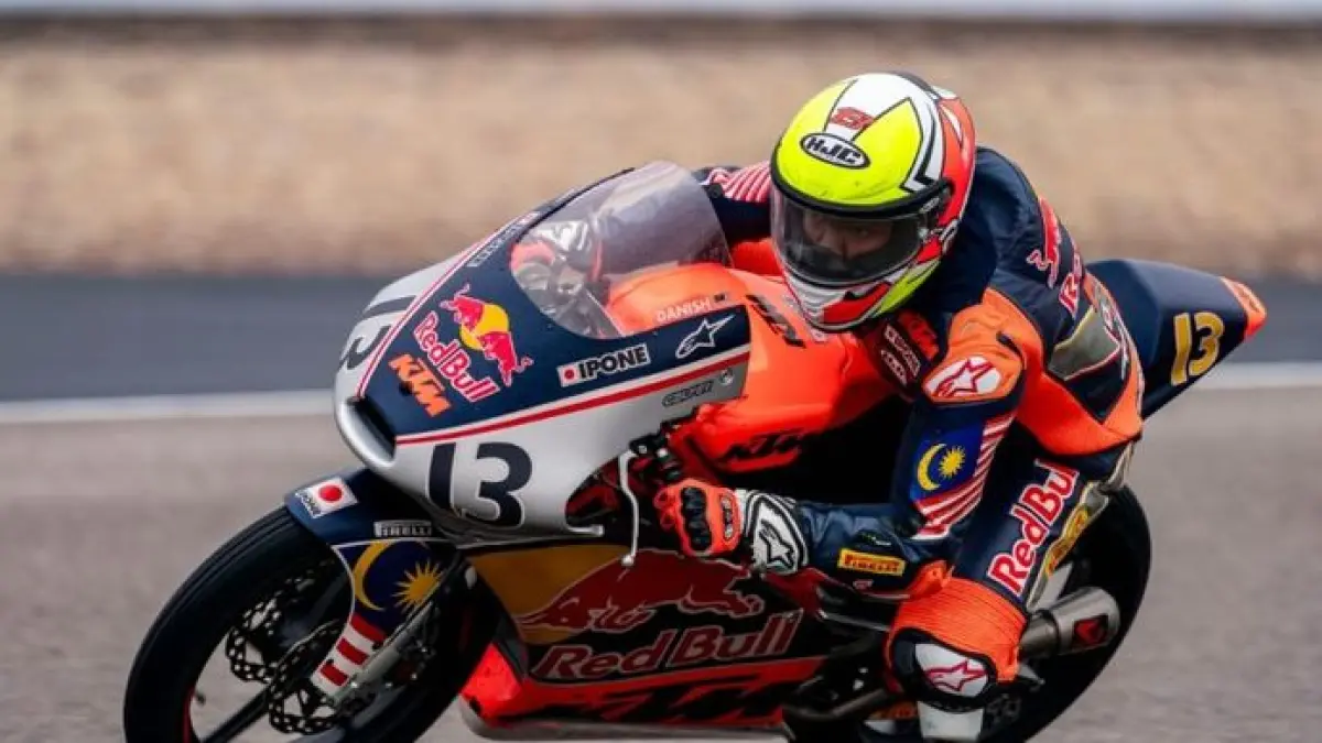 Veda Ega Pratama tampil gila di Moto3! Meski start P20 akibat blunder tim, ia sukses libas 12 rider. Hakim Danis justru memble usai buang peluang P1.(Pinterest)