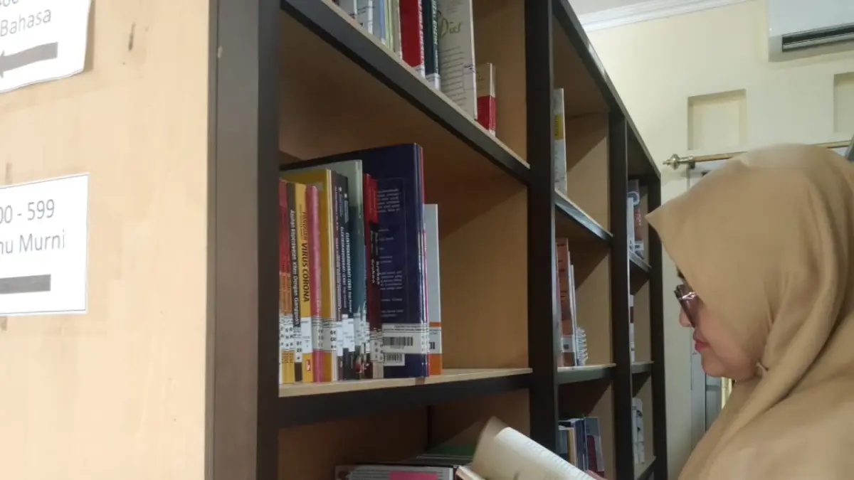 AKHMAD NUR KHOIRI/RADAR BLITAR
MINAT TINGGI: Pengunjung membaca koleksi buku perpustakaan daerah Dispusip Kabupaten Blitar beberapa waktu lalu. 