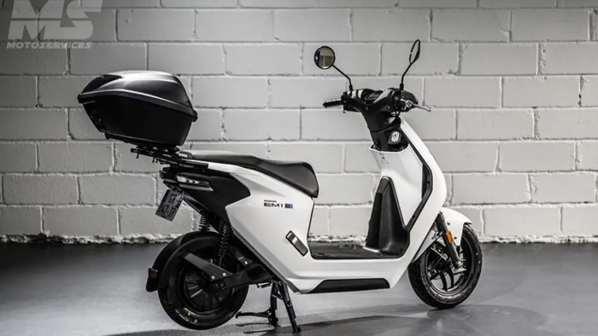 Honda ICON e 2026 diuji harian. Riding quality nyaman seperti motor bensin, tapi top speed dan jarak tempuh masih terbatas. (Pinterest) 
