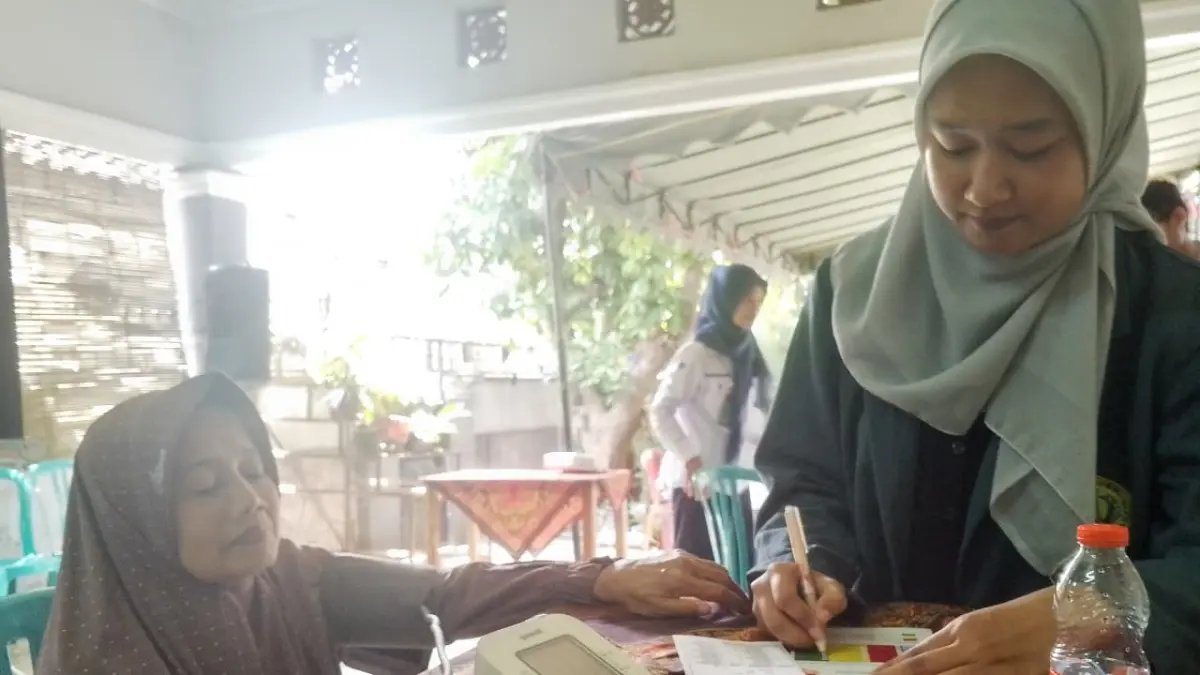 Tenaga kesehatan mengecek tekanan darah warga yang mengikuti program Cek Kesehata Gratis beberapa waktu lalu. 
