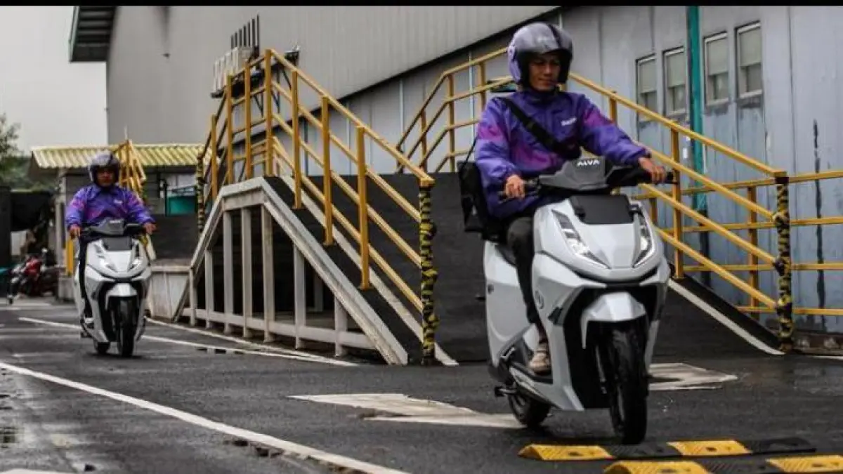 Viar EV1 listrik jadi motor niaga andalan UMKM dengan efisiensi tinggi, hemat biaya, dan tangguh untuk operasional harian.