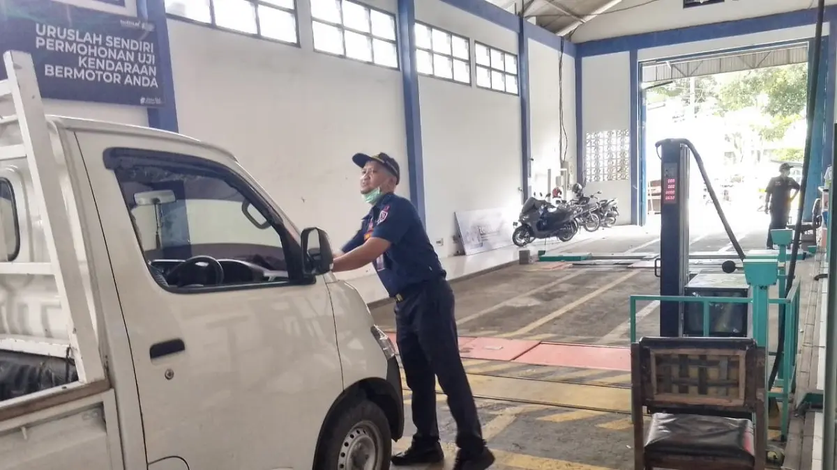 AKHMAD NUR KHOIRI/RADAR BLITAR
ANTISIPASI ODOL: Petugas dishub mengecek seluruh komponen pada kendaraan muatan truk untuk memastikan kelayakan jalan.