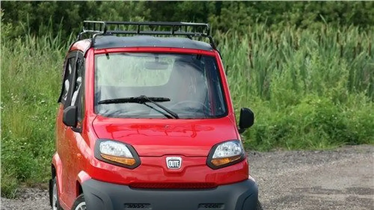 Bajaj Qute 2026 hadir dengan desain baru dan konsumsi BBM hingga 45 km, cocok untuk pembeli mobil pertama di perkotaan. (Pinterest. com)