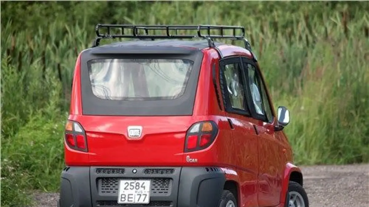 Bajaj Qute 2026 hadir dengan desain baru dan konsumsi BBM hingga 50 km, cocok jadi mobil mini irit untuk perkotaan. (Pinterest. com)