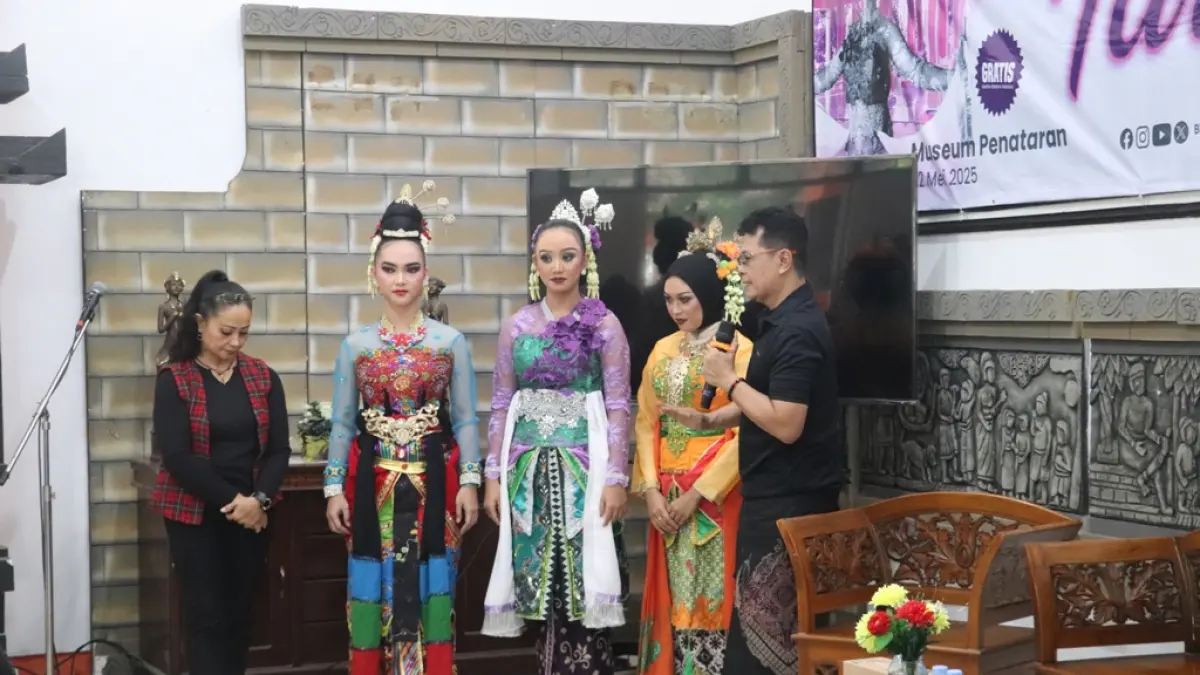  Fajar Rahmad Ali Wardana/Radar Penataran
TERUS DILESTARIKAN: Pegiat seni, Dhimas Pramuka, mengenalkan Tari Emprak kepada generasi muda. 