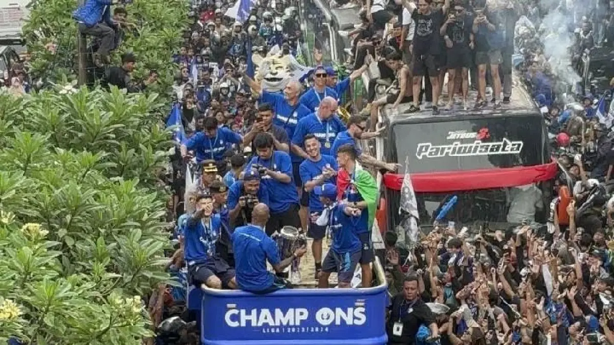 Konvoi Persib Bandung jadi sorotan dunia usai juara Liga 1, namun diwarnai kekacauan, dugaan pencurian, dan kritik crowd control. (Pinterest. com)