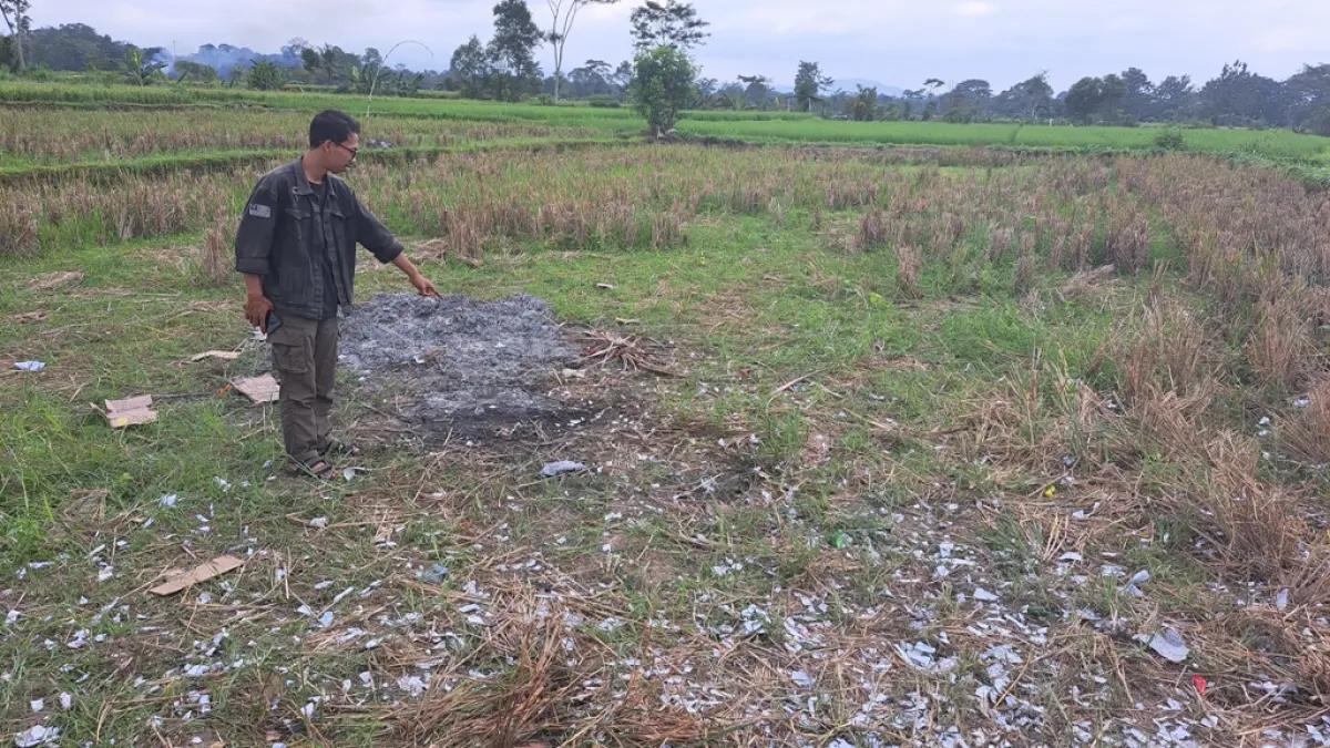 Fajar Rahmad/Radar Blitar
TRAGIS: Tampak lokasi kejadian balon udara disertai petasan berbekas hangus menghitam.