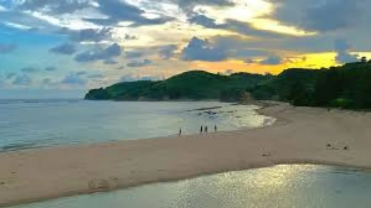 Ingin healing? Pantai Sumur Gemuling di Blitar adalah destinasi hidden gem dengan pasir putih dan suasana tenang yang cocok untuk camping. Cek info!(Pinterest)