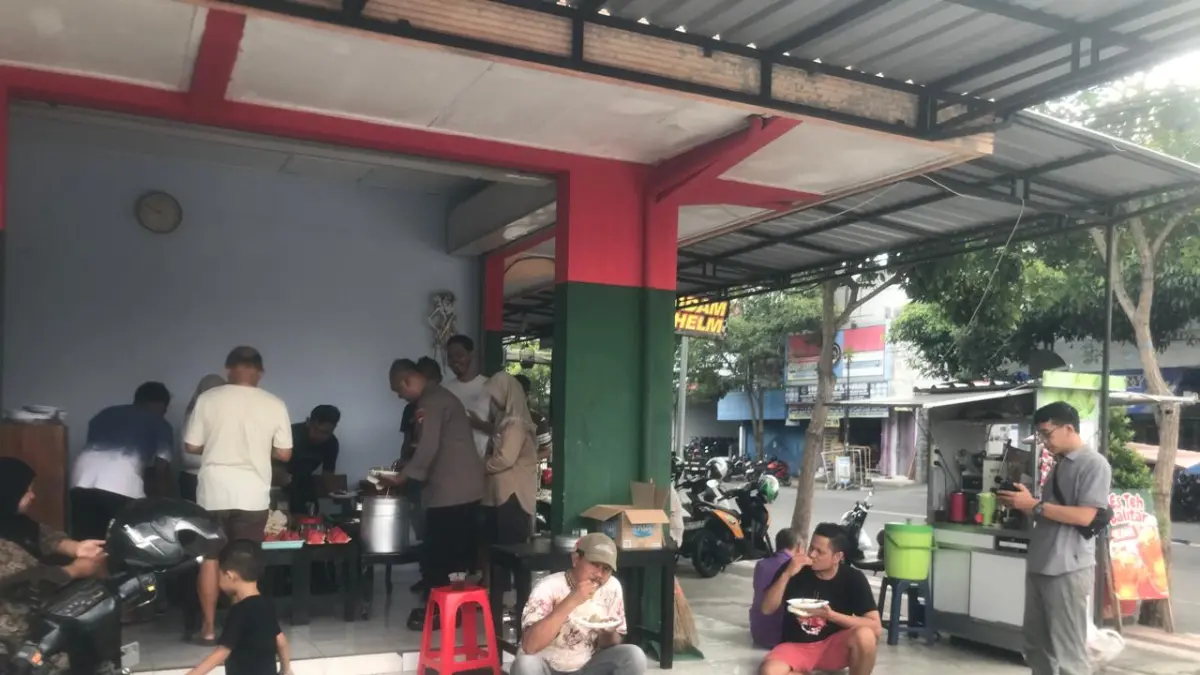 Paguyuban Pedagang Mastrip untuk radar blitar
GUYUB: Paguyuban Pedagang Mastrip dan PT KAI DAOP 7 Madiun gelar syukuran dengan sembelih kurban kambing, Kamis (28/5/2026).