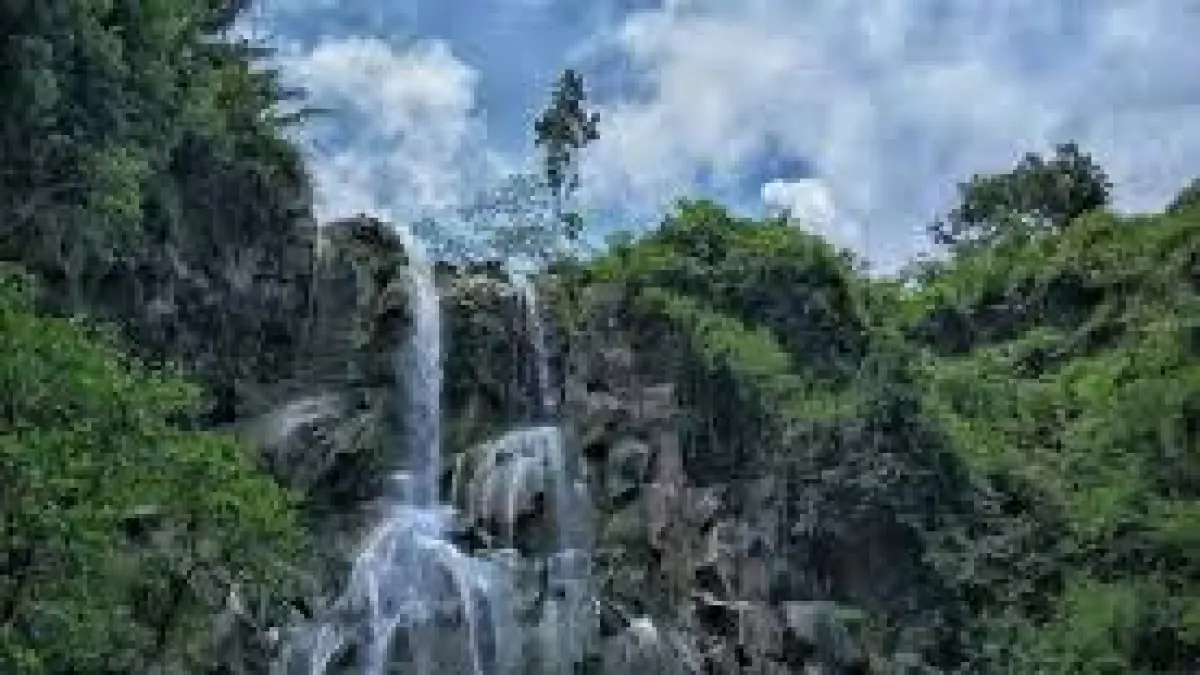 Penasaran dengan Air Terjun Jurug Bening Blitar? Simak rute menantang melewati makam dan pesona hidden gem yang memukau mata di sini!(Pinterest)