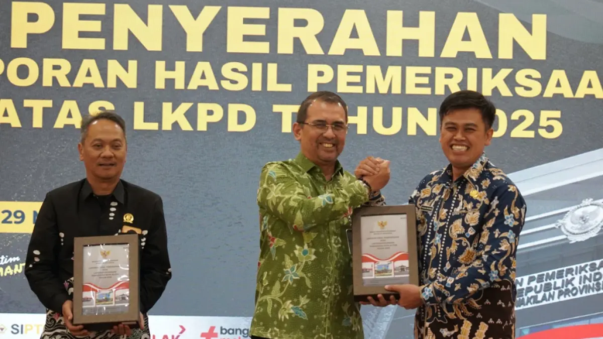 BPK PERWAKILAN JATIM UNTUK RADAR BLITAR
APRESIASI: Wali Kota Blitar Syauqul Muhibbin menerima predikat Opini WTP dari BPK Perwakilan Jatim, didampingi Ketua DPRD Kota Blitar Syahrul Alim (kiri), Jumat (29/5/2026). 