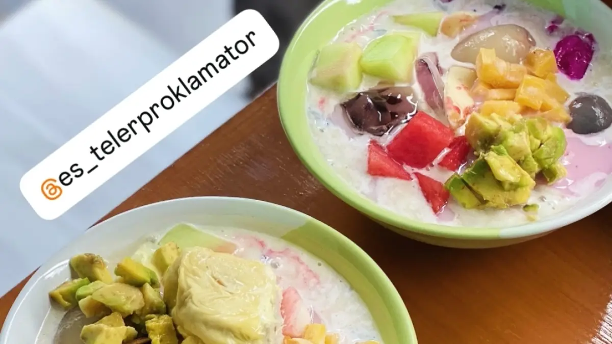 Es Proklamator menyajikan menu Es Teler dan Es Pisang Ijo. 