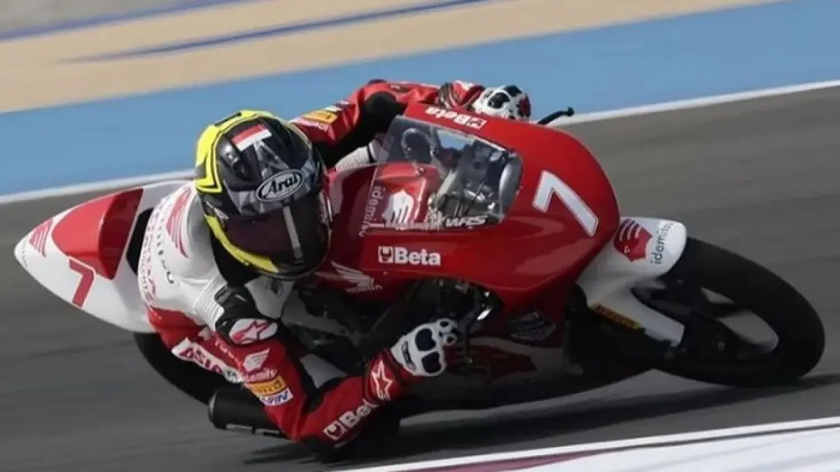 Kiandra Ramadipa menang dramatis di Jerez usai menyalip dua rider pada tikungan terakhir Red Bull MotoGP Rookies Cup 2026. (Pinterest)