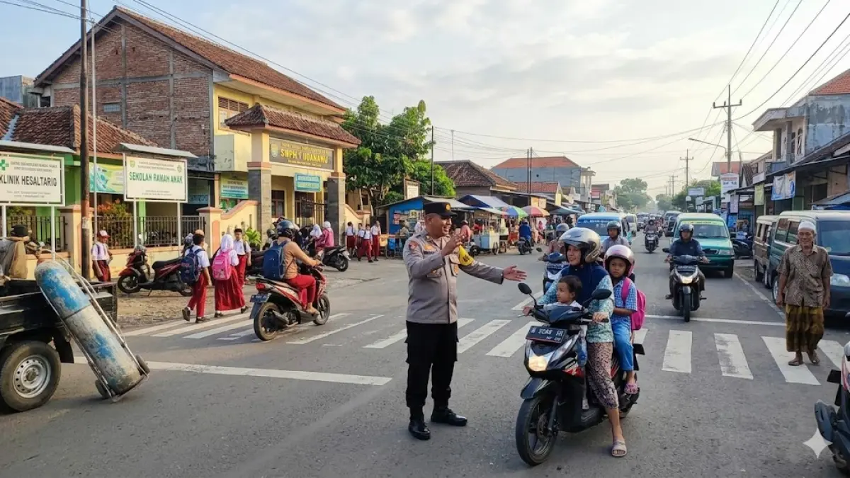 Rawan Kecelakaan, Siaga Atur Lalu Lintas saat Pagi
Minta Pengendara Patuhi Rambu-rambu 
(Gemini AI)