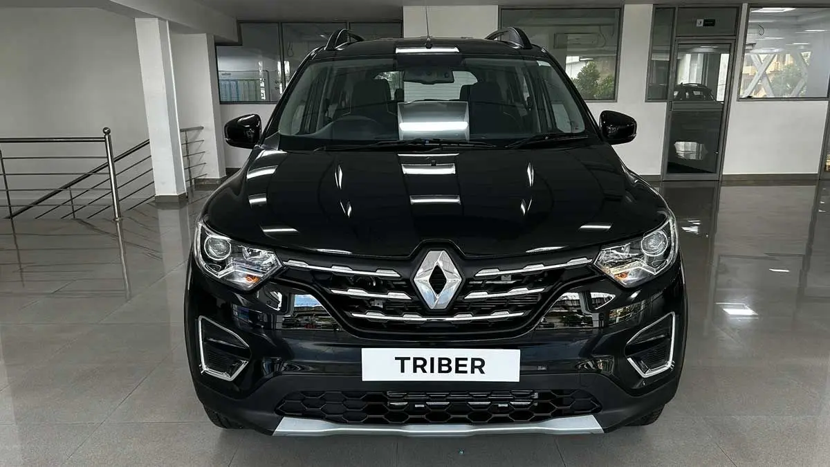 Renault Triber nyaman jadi mobil keluarga murah favorit karena kabin lega, irit BBM, dan fitur modern.