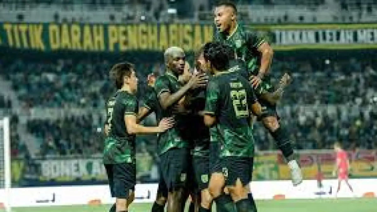 Bursa transfer Persebaya makin panas! Bajul Ijo dikabarkan bidik 5 pemain asing baru untuk musim 2026/2027. Simak daftar rumor pemainnya di sini.(Pinterest)