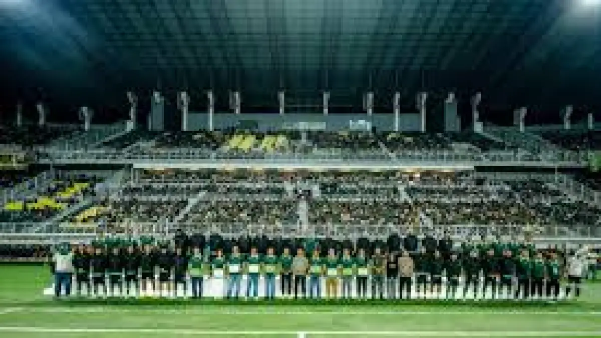 Bursa transfer Persebaya memanas! Bajul Ijo bidik banyak pemain bintang untuk musim 2026/2027. Simak daftar rumor pemain baru selengkapnya di sini.(Pinterest)