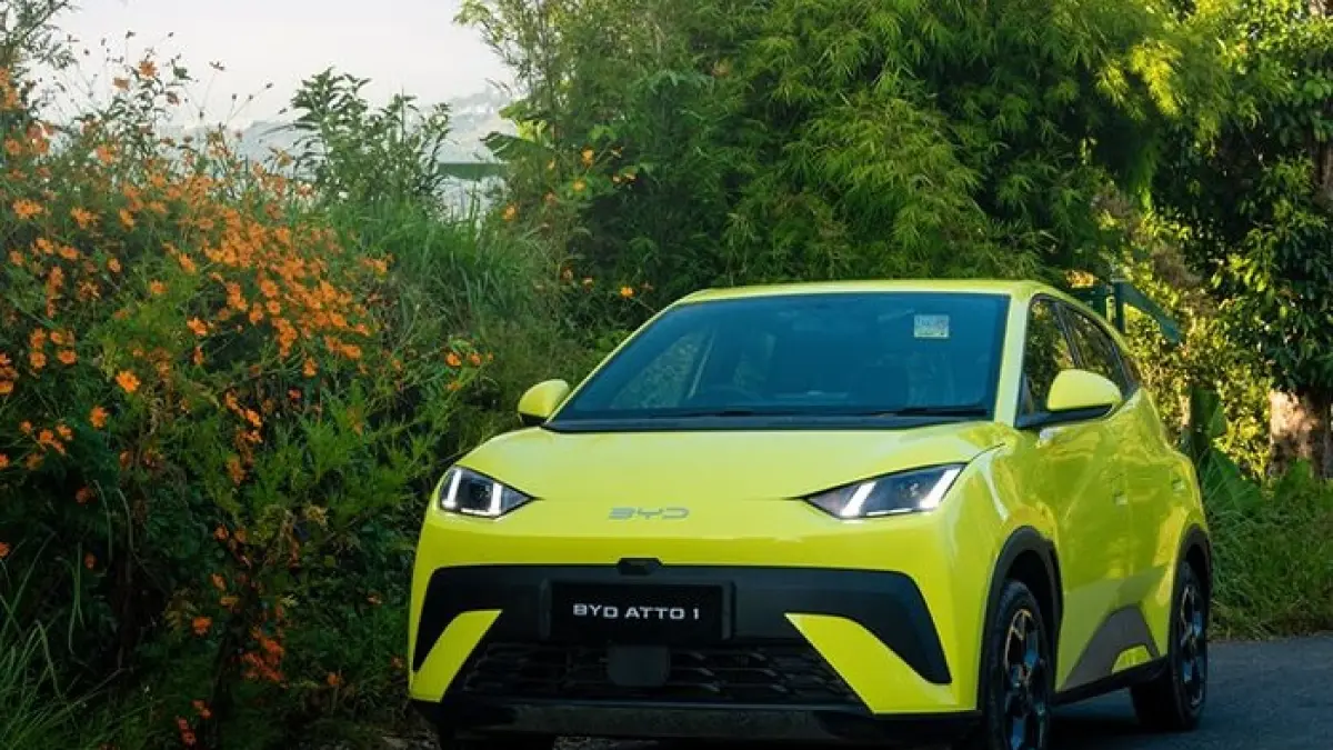 BYD Atto 1 mendapat ulasan positif dari Fitra Eri. Simak performa, konsumsi listrik, dan fitur mobil listrik Rp195 jutaan ini.(Gemini AI)