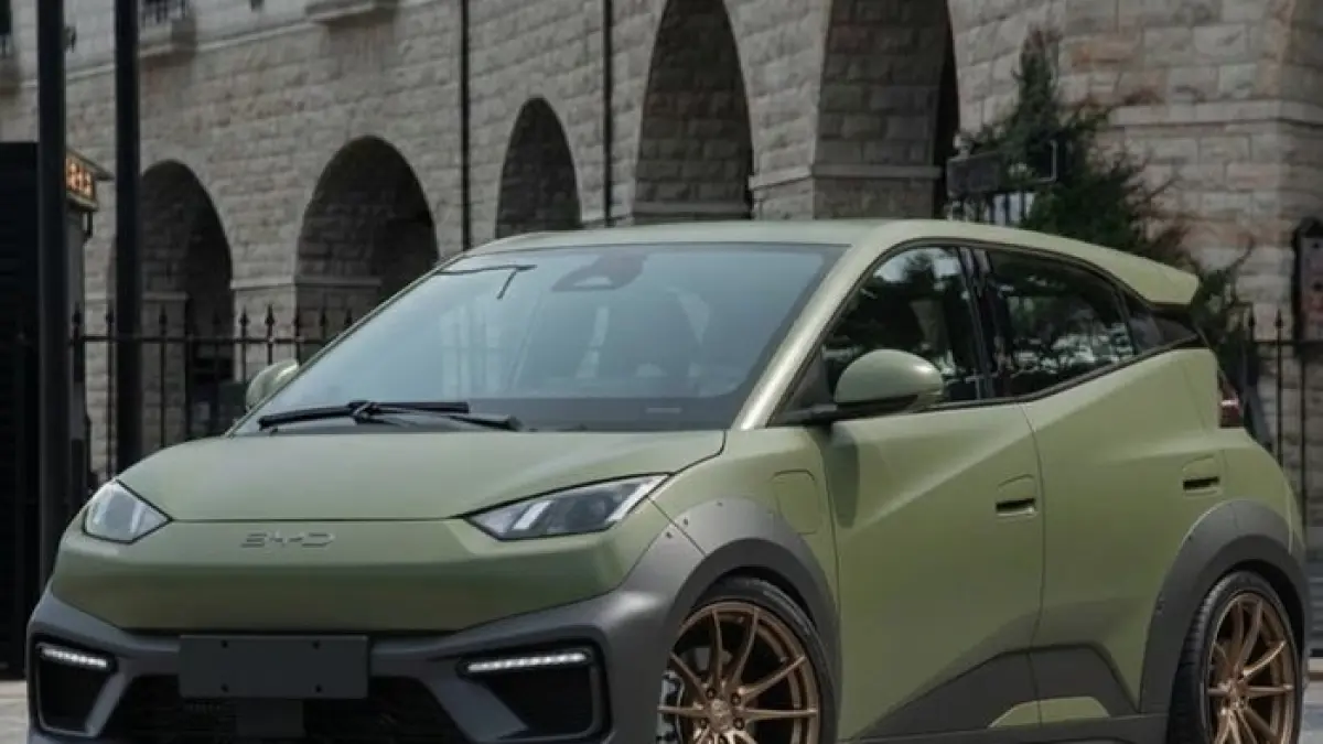BYD Atto 1 Premium ternyata bisa jadi genset saat mati lampu. Simak keunggulan V2L, baterai lebih besar, dan fitur lengkapnya.(Gemini AI)