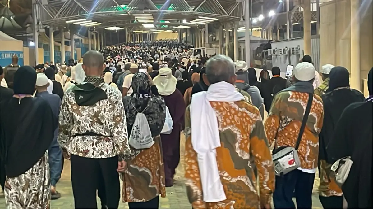 JAMIL MASHADI UNTUK RADAR BLITAR
KHUSYUK: Suasana jemaah haji asal Kabupaten Blitar saat melakukan serangkaian ibadah di Tanah Suci, kemarin (31/5)