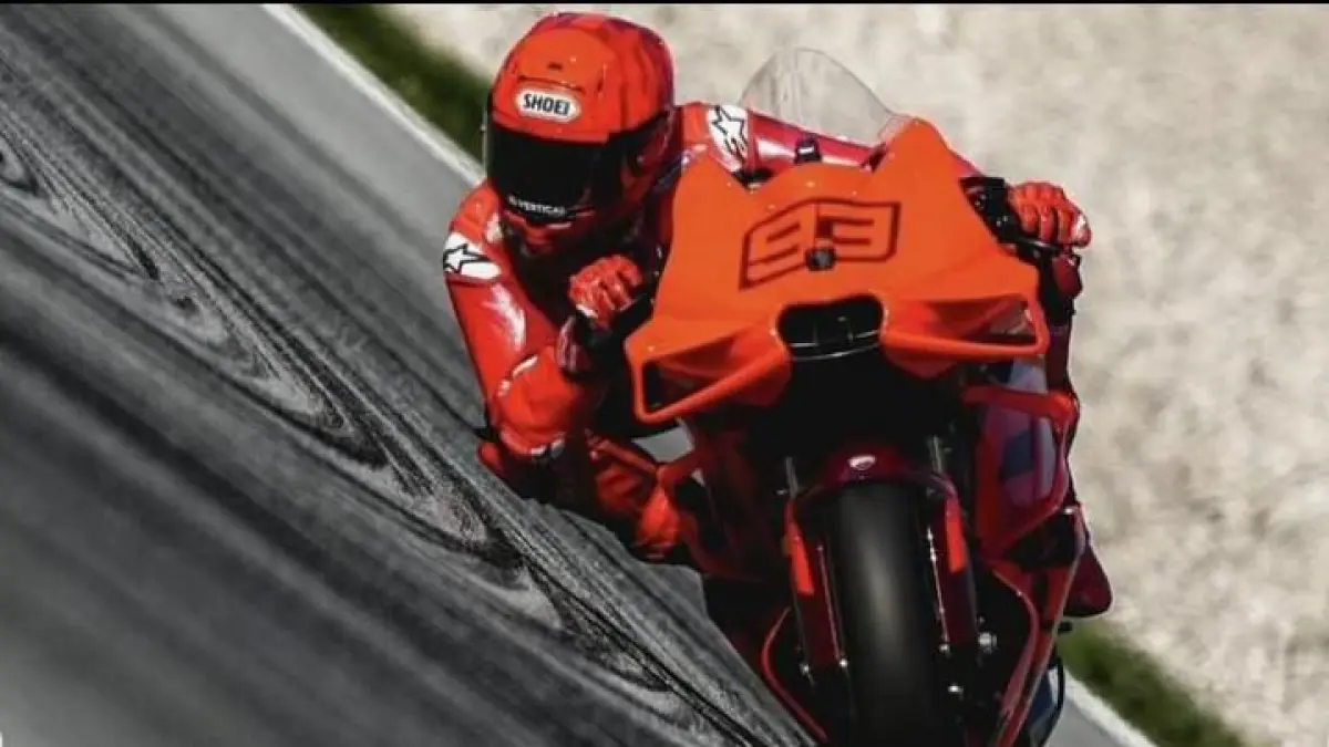 Marc Marquez puji Ducati dan menyebut motor mereka sangat kompetitif. Keunggulan performa dan konsistensi jadi modal MotoGP 2026.